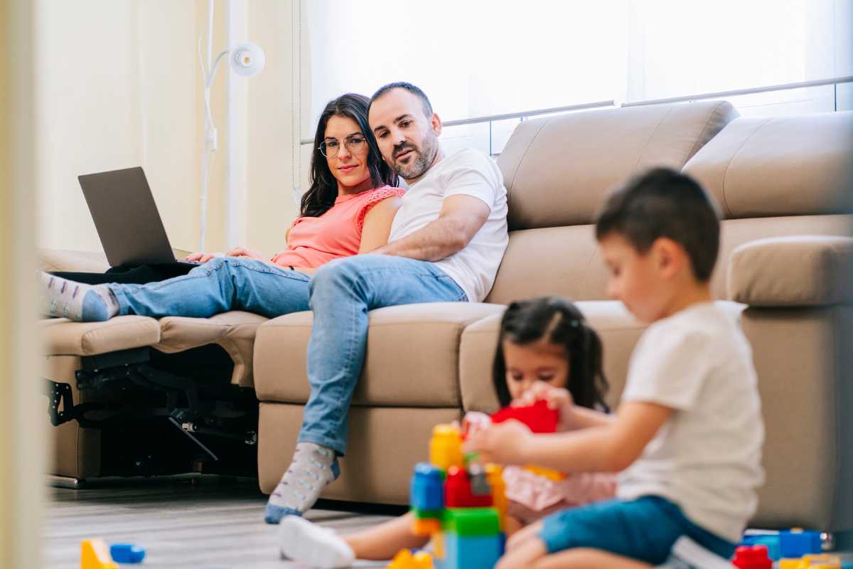 Genitori guardano i figli