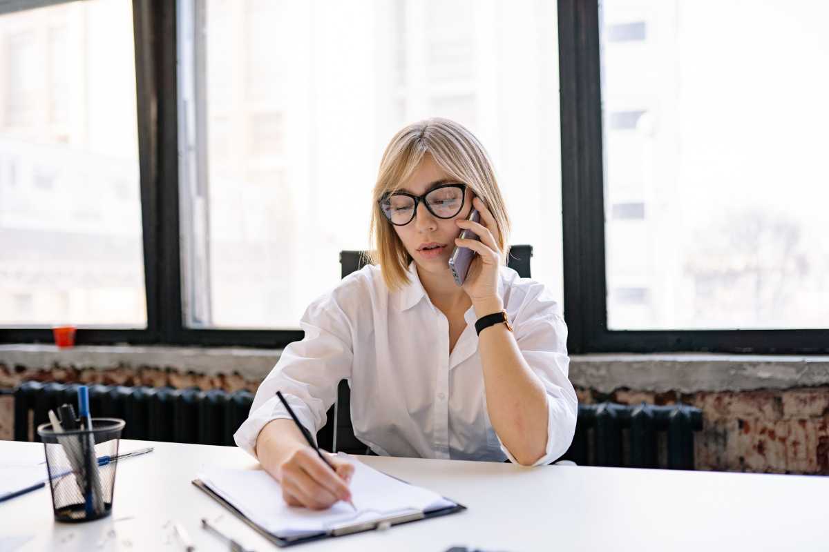 Donna al telefono