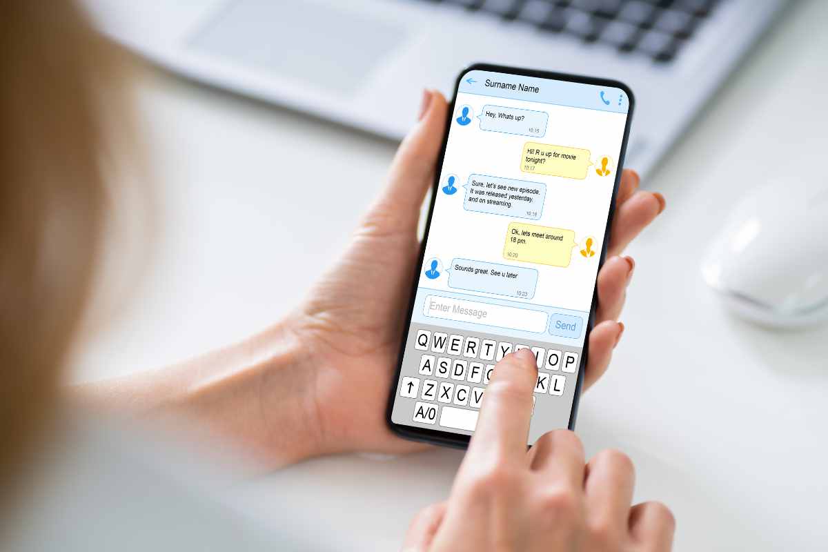 TELEFONO IN MANO