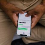 Persona con il telefono in mano