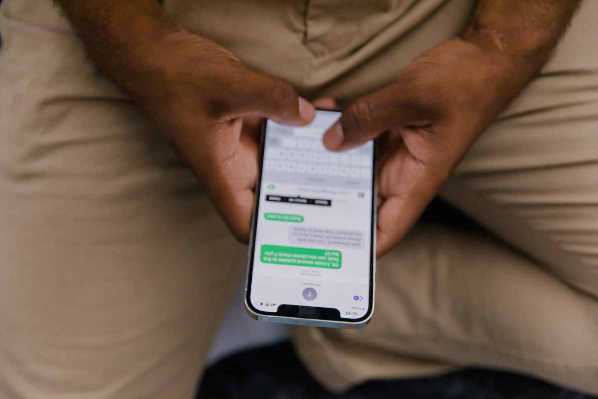 Persona con il telefono in mano