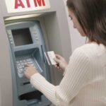 Donna al bancomat