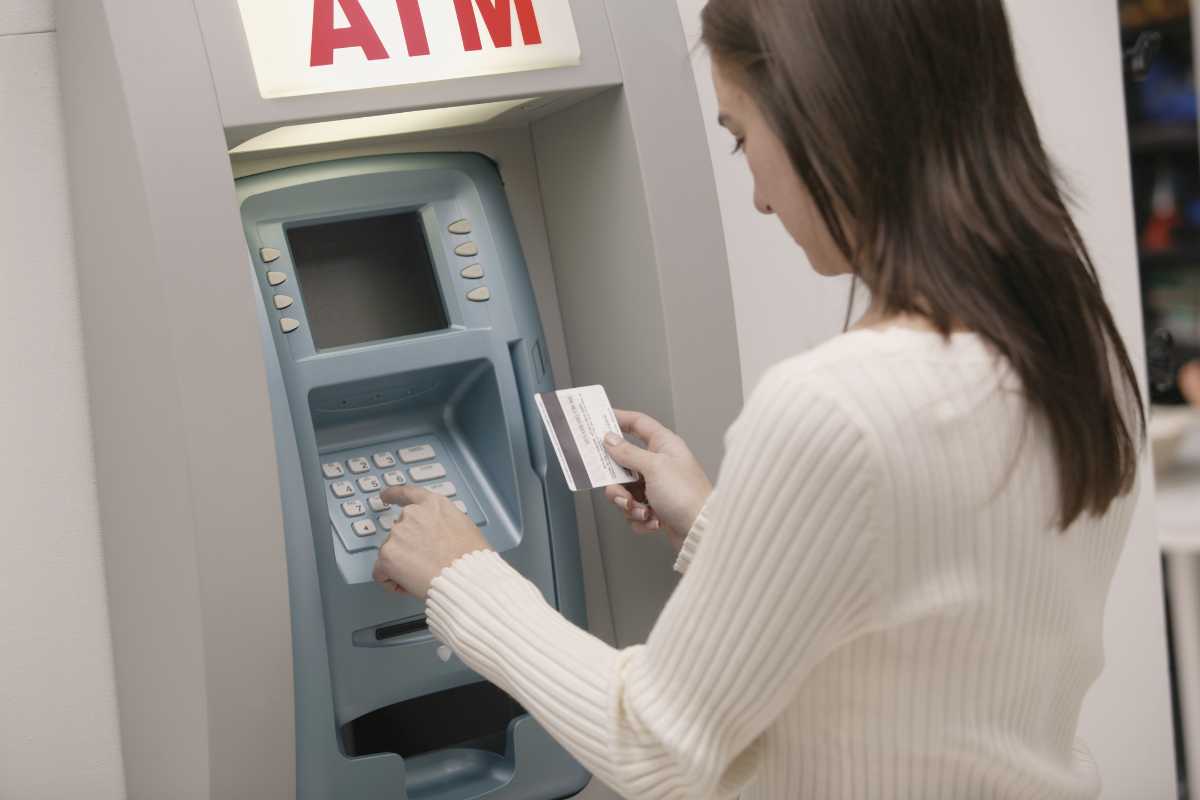 Donna al bancomat