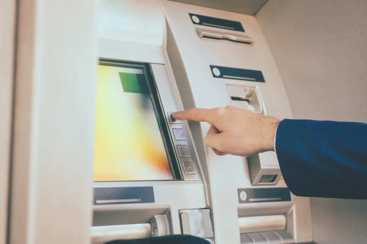 Persona al bancomat