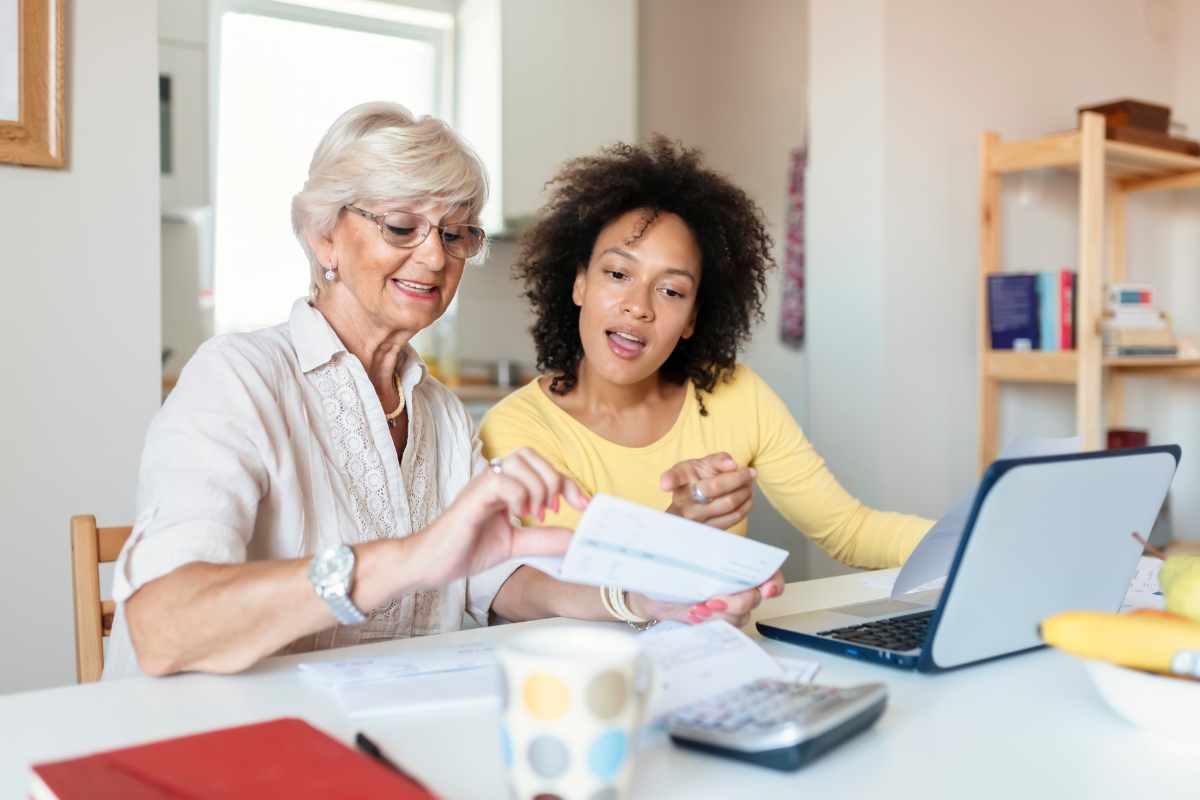 Donne consultano un documento