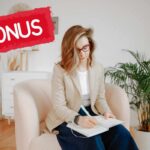 Donna seduta su una sedia