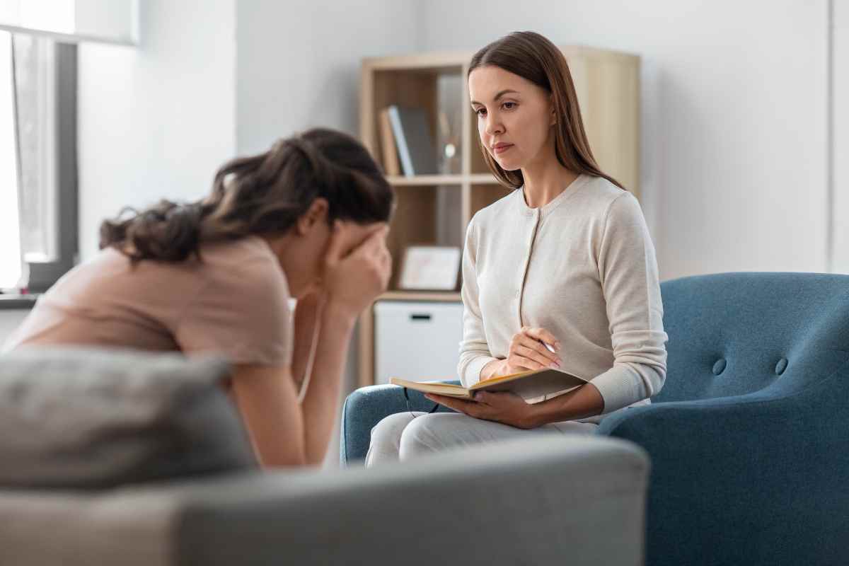 Due donne sedute insieme