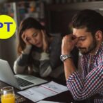 Coppia con dubbi vicino al PC