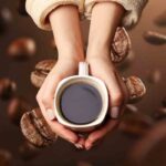 Chicchi di caffè e tazzina