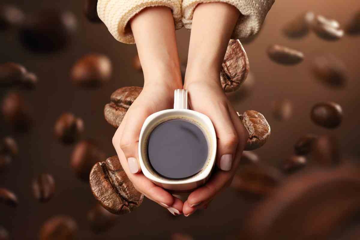 Chicchi di caffè e tazzina