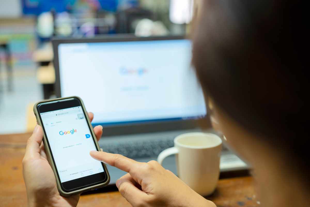 persona utilizza smartphone