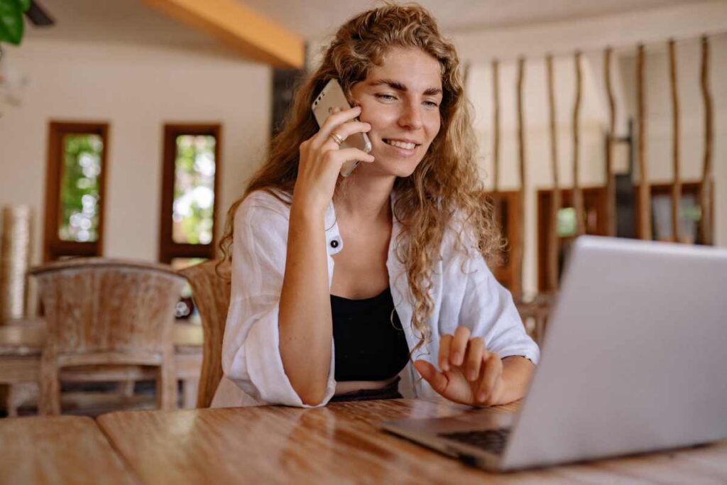 Donna al telefono