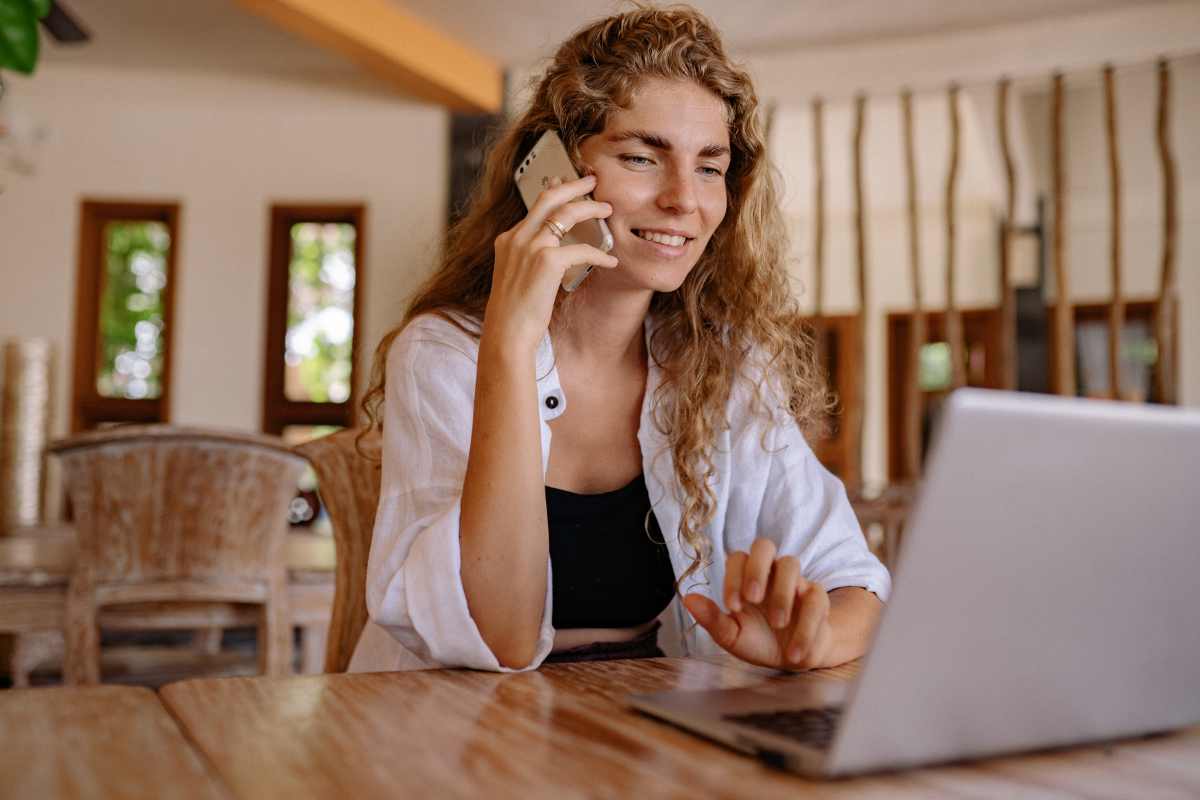 Donna al telefono