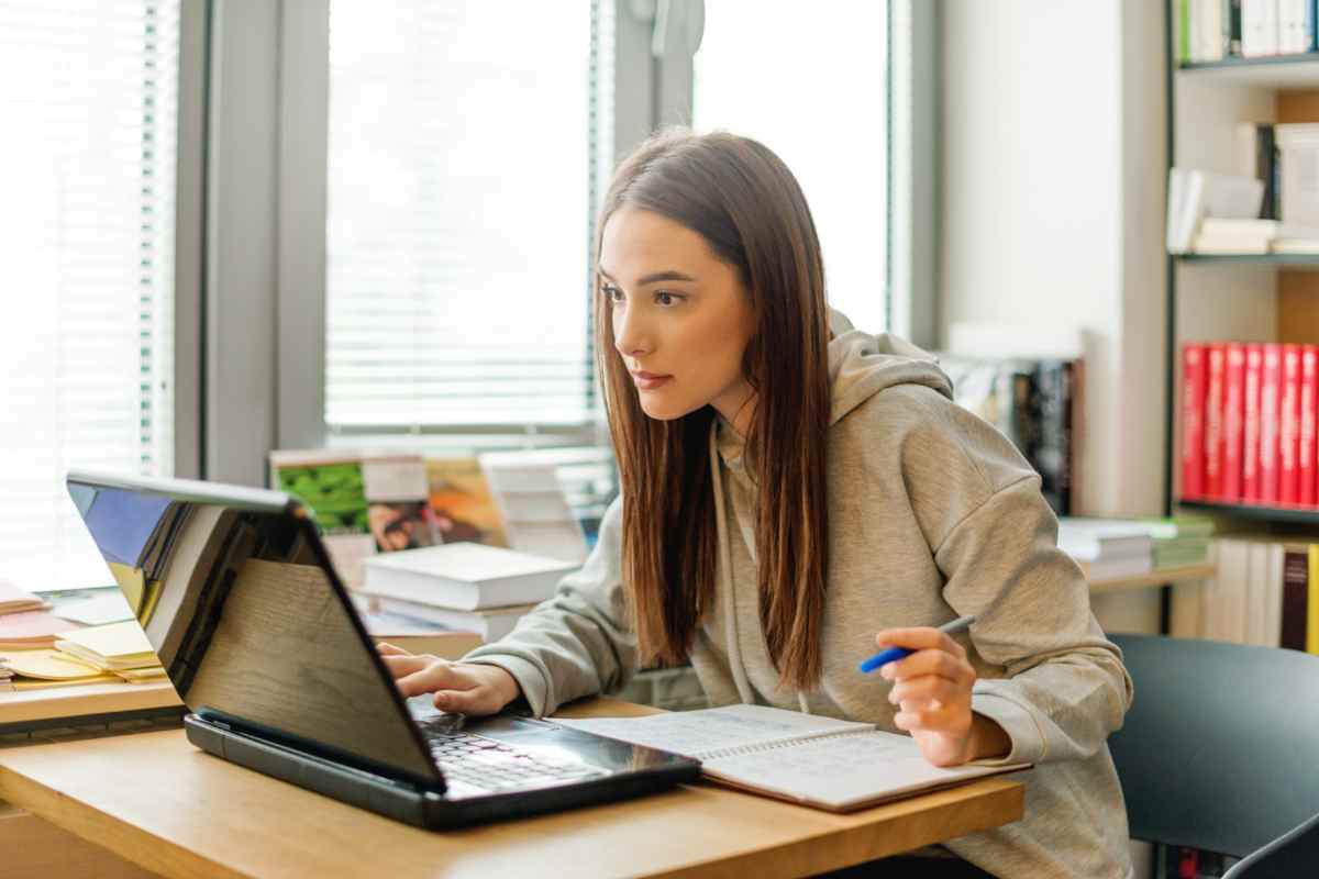 Ragazza seduta a una scrivania