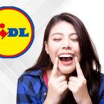 Ragazza mostra i denti