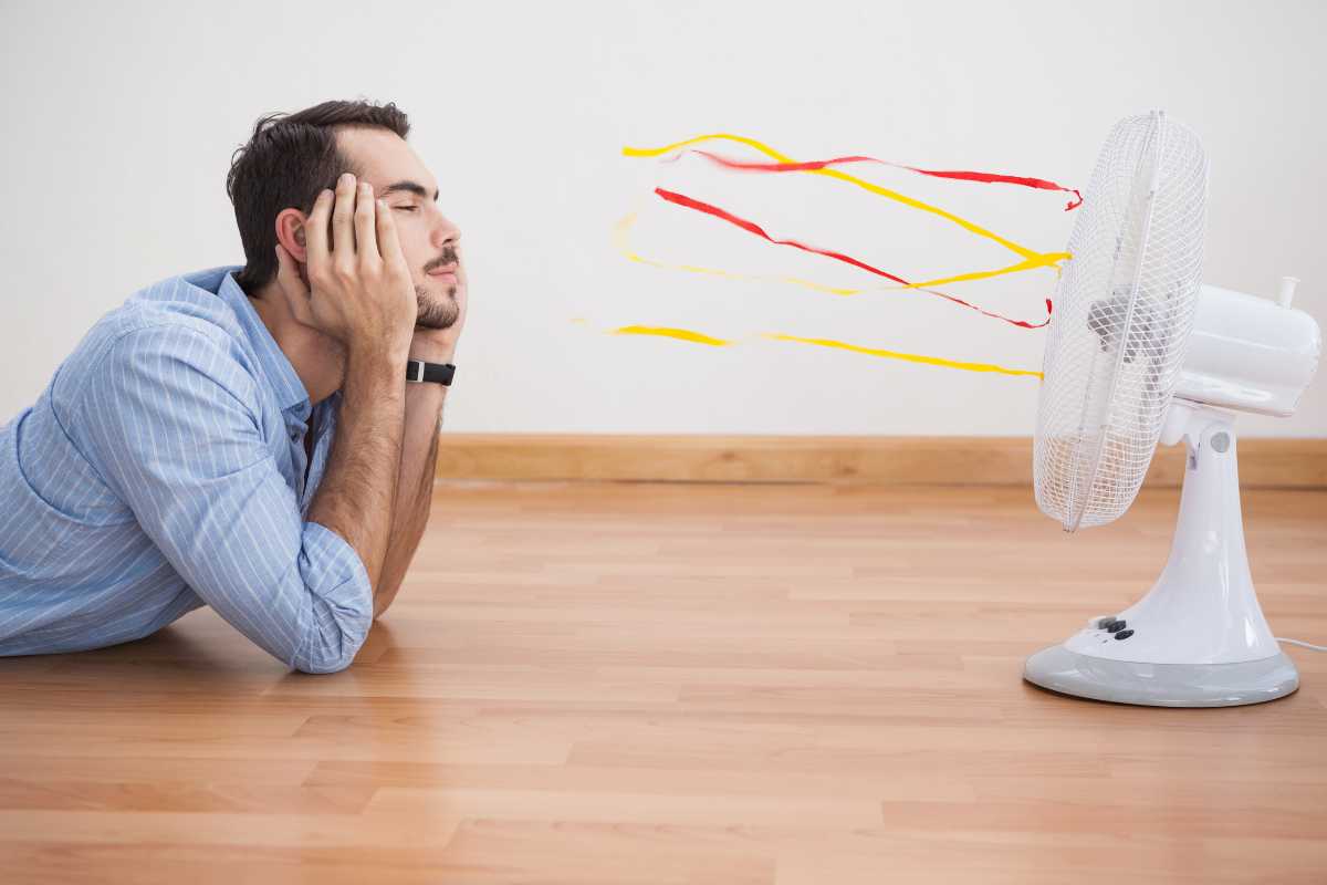 Ragazzo davanti a un ventilatore