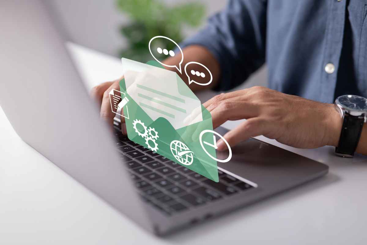 persona seduta al computer