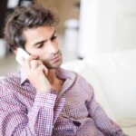 Persona al telefono
