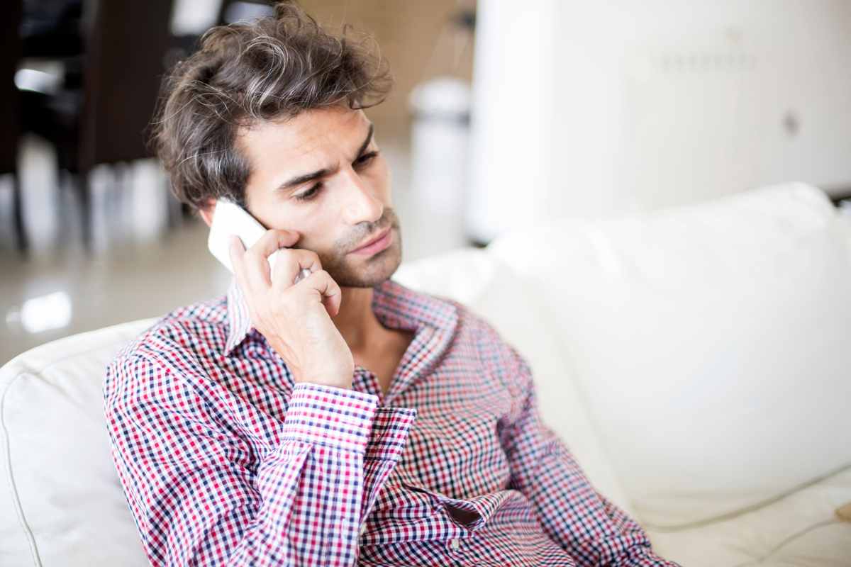 Persona al telefono 