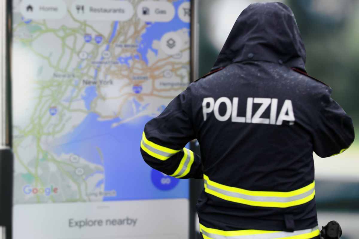 Poliziotta di spalle, sullo sfondo smartphone con aperto Google Maps
