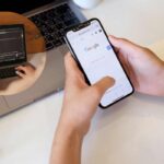 persona con smartphone in mano