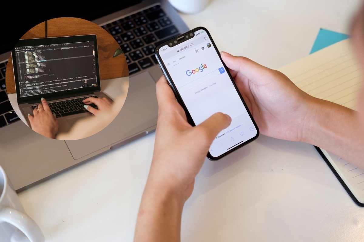 persona con smartphone in mano