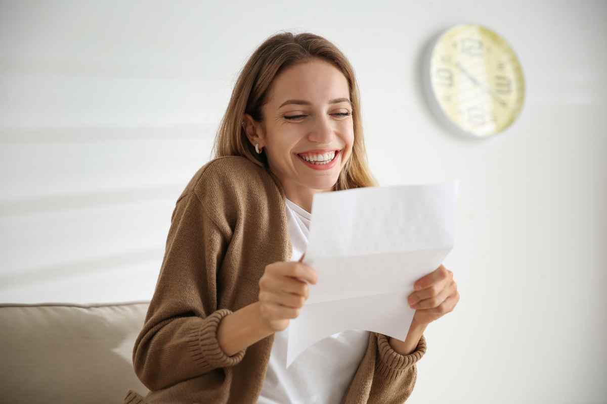 Ragazza legge una lettera con gioia