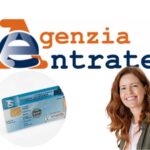 Logo Agenzia delle Entrate, tessera sanitaria e donna sorridente