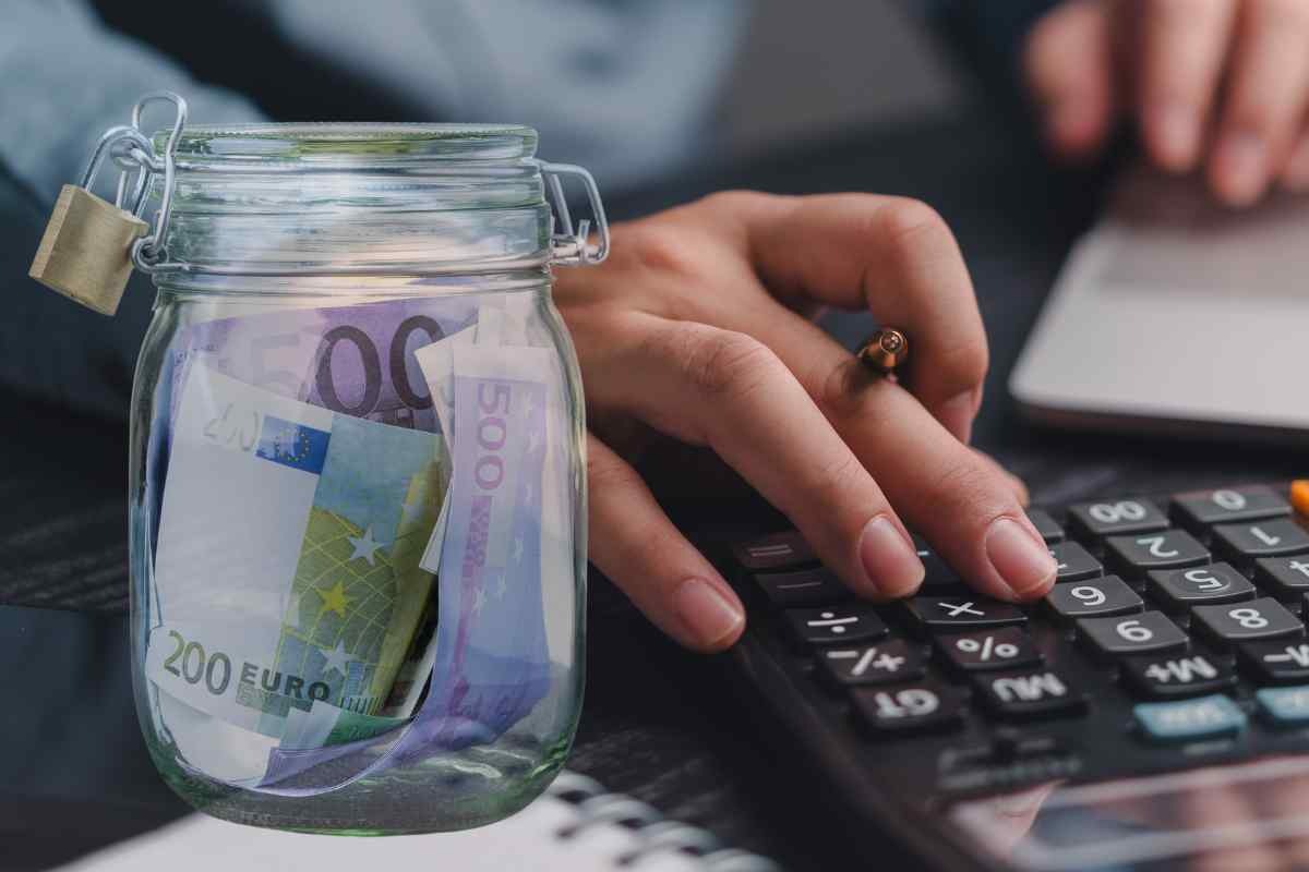 Calcolatrice e barattolo con soldi