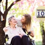 Donna su sedia a rotelle e un'altra donna che si rivolge a lei
