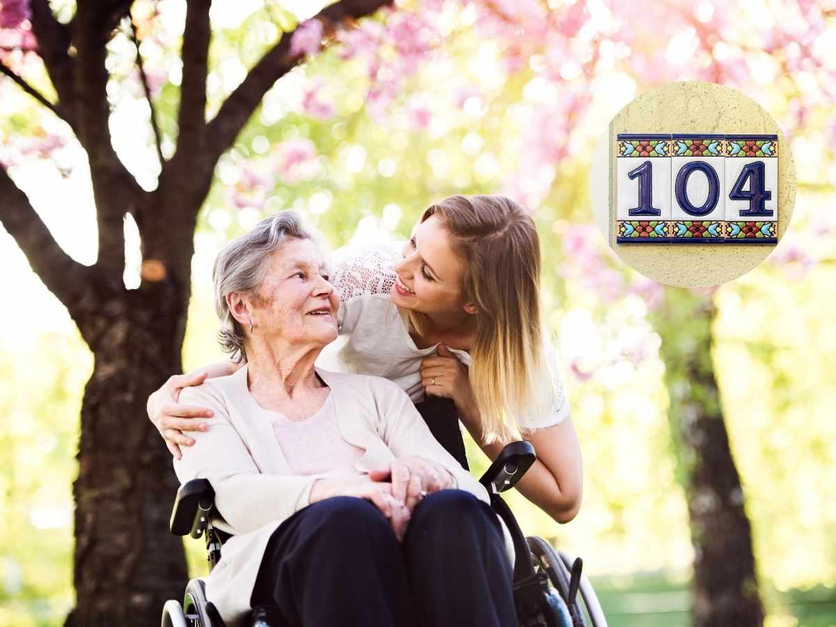 Donna su sedia a rotelle e un'altra donna che si rivolge a lei