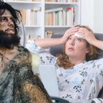 cavernicolo e donna accaldata