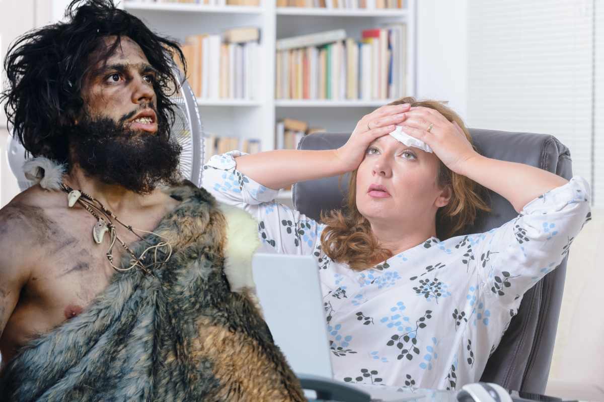 cavernicolo e donna accaldata