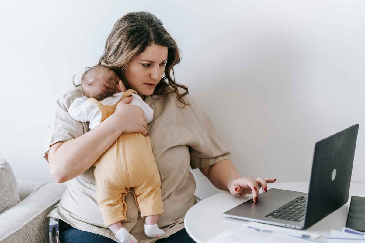 Donna con in braccio un bambino