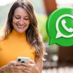 Ragazza al cellulare e logo WhatsApp