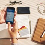 Persona con il cellulare in mano