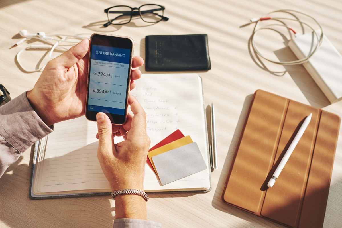 Persona con il cellulare in mano