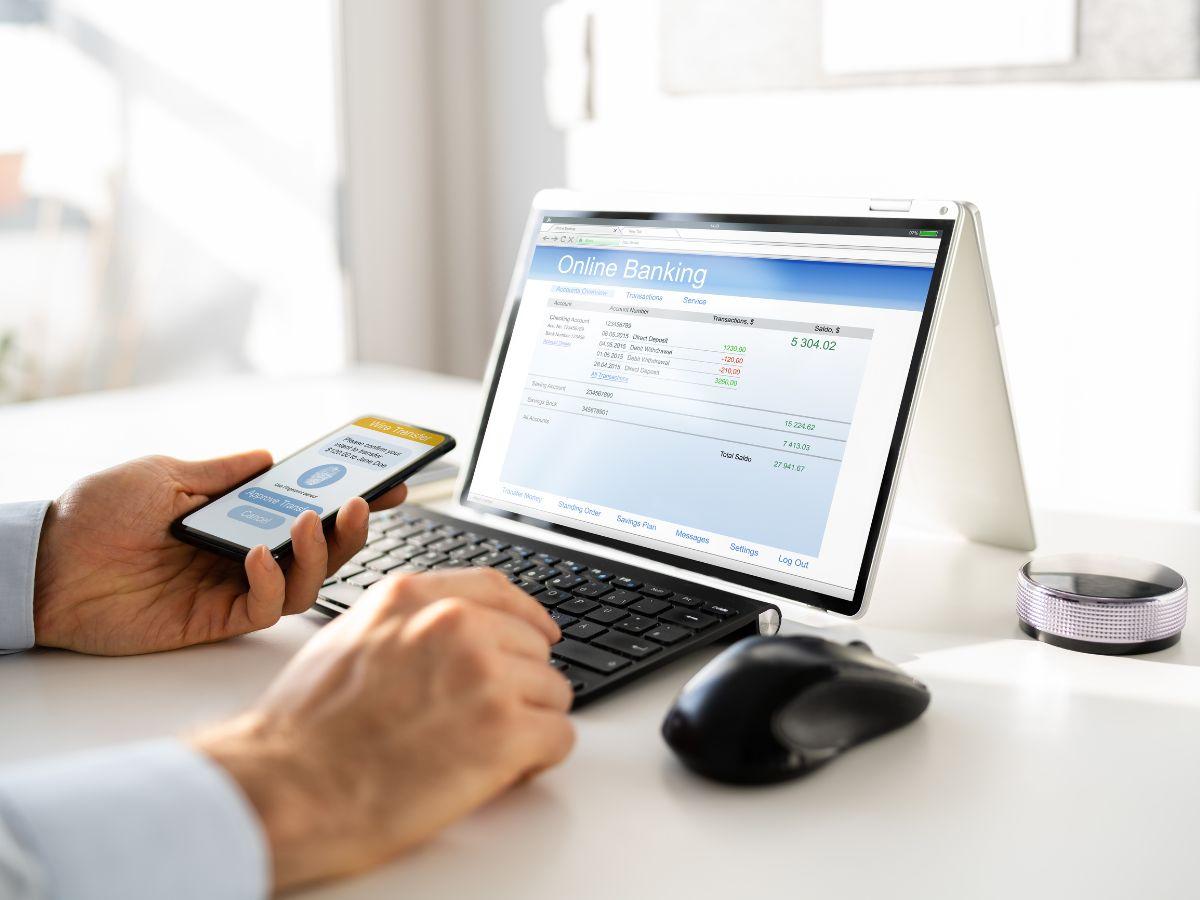 Uomo con smartphone e pc