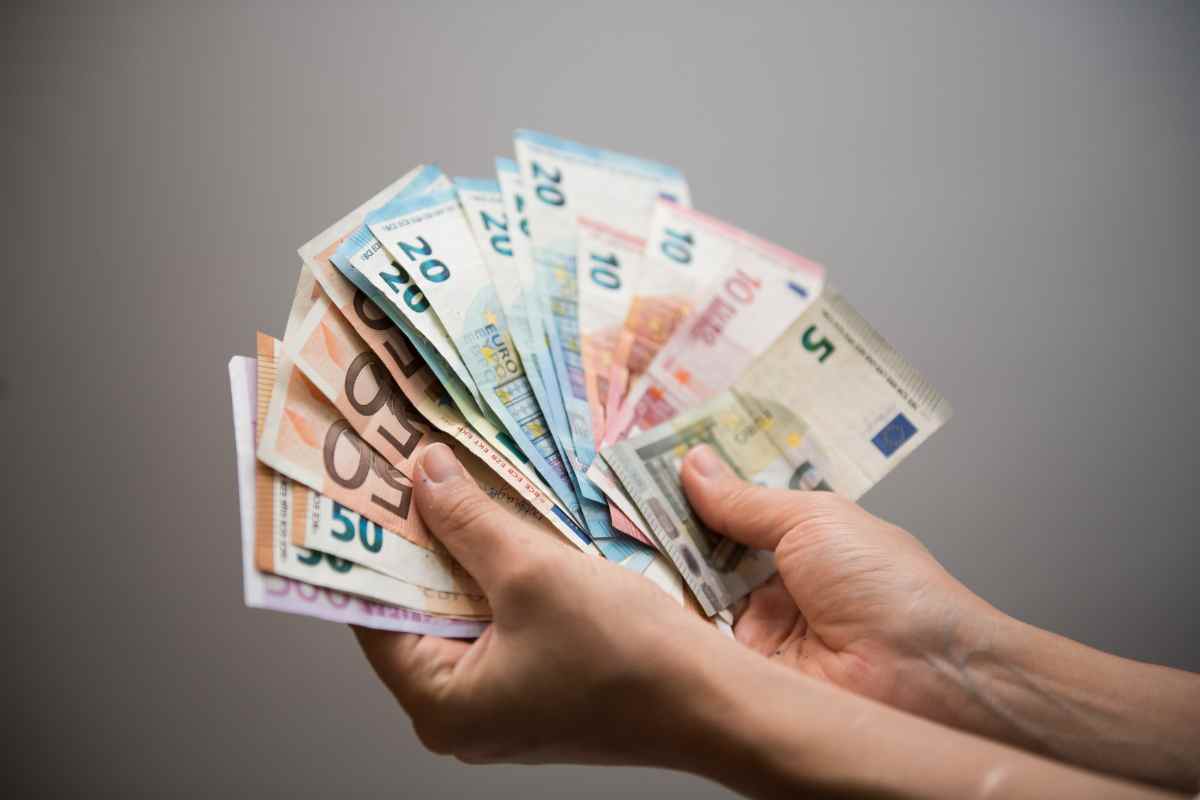 Mani tengono delle banconote