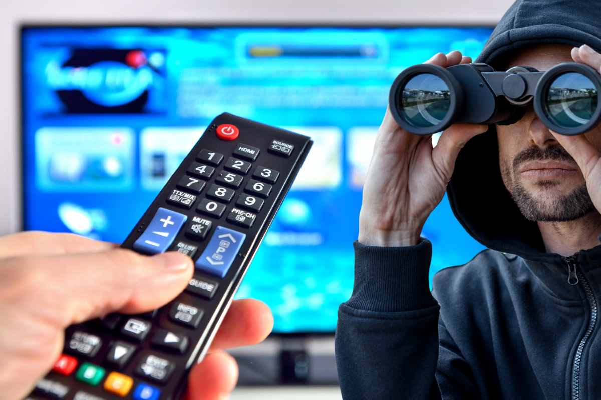 Telecomando puntato verso la tv, ragazzo con il binocolo