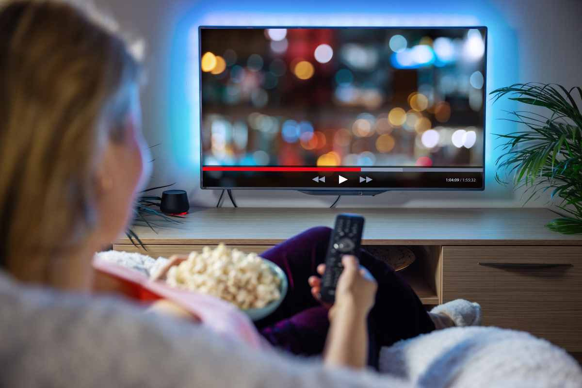 Donna davanti la tv