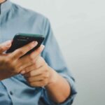 Smartphone in mano