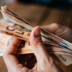 Mani che contano i soldi
