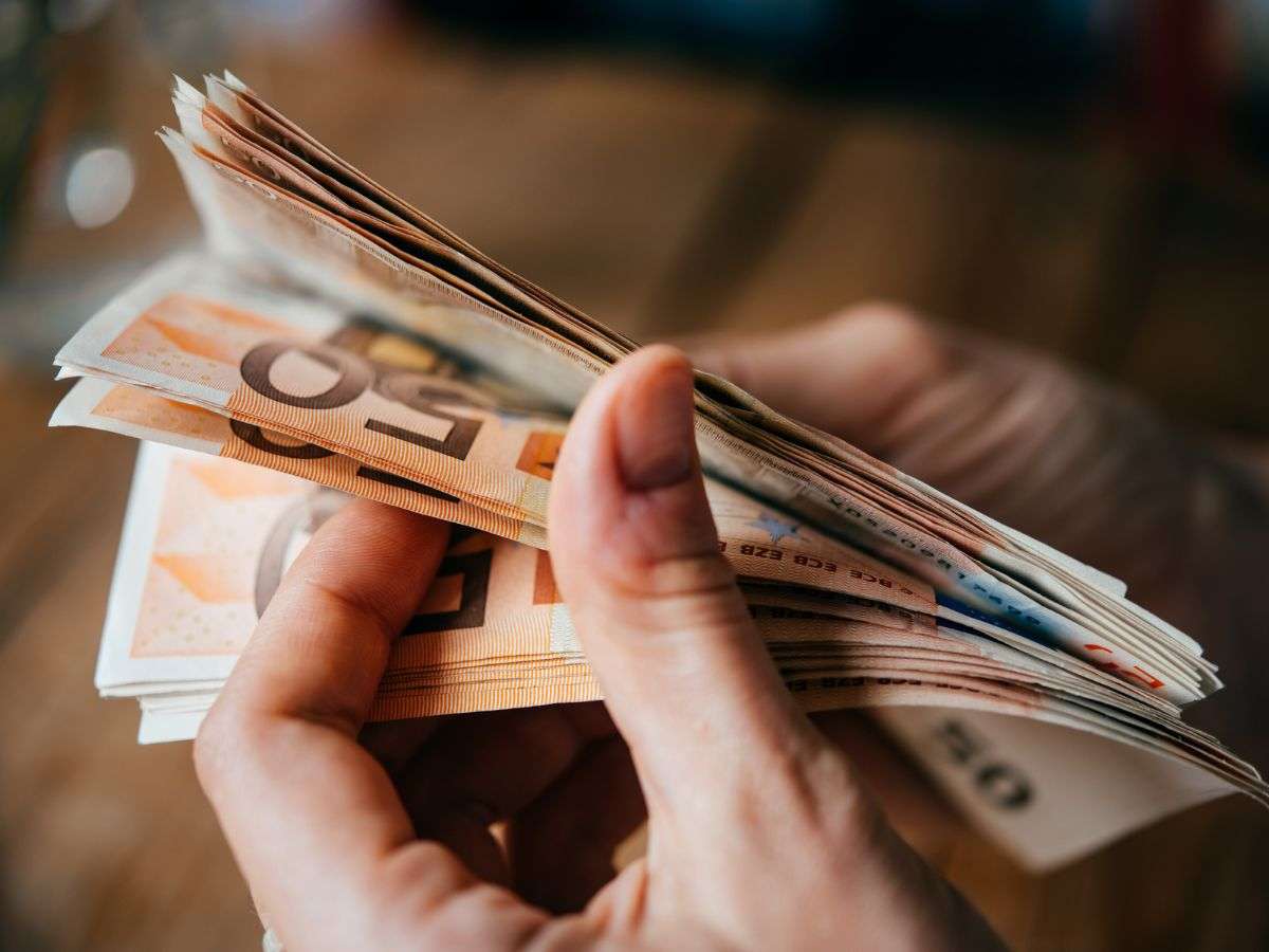 Mani che contano i soldi