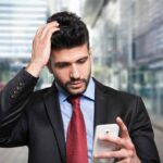Uomo preoccupato al telefono