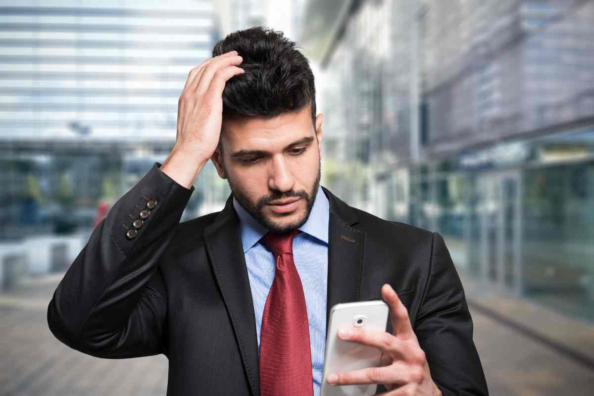 Uomo preoccupato al telefono