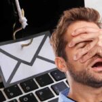 Computer e busta delle lettere