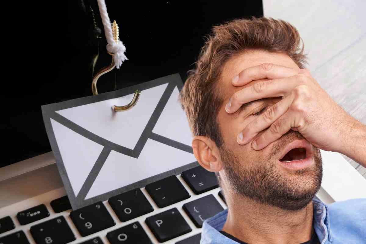 Computer e busta delle lettere