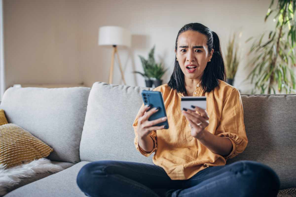 Ragazza guarda lo smartphone stupita