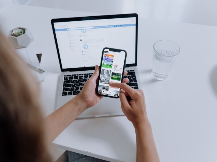 donna con lo smartphone e pc